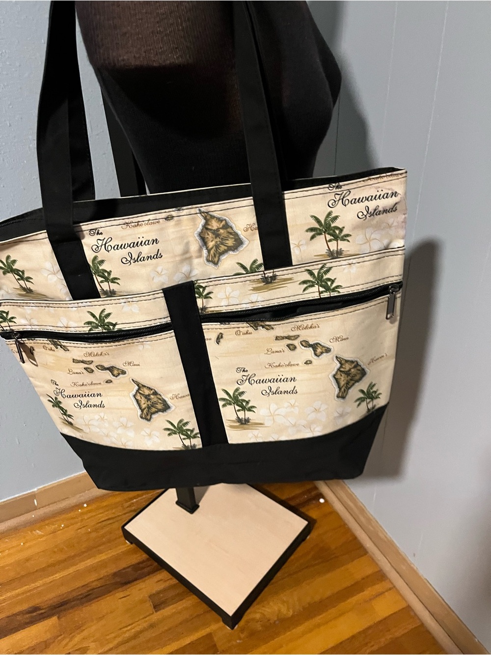 Bundle Hawaiian Islands Canvas Tote Bag in Beige and Black and Jewelry